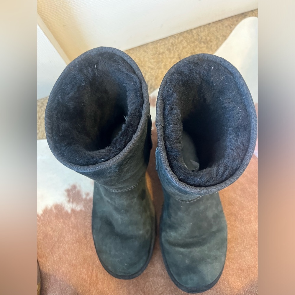 Woman’s size 9 UGG boots
